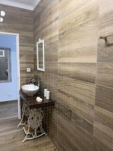 a bathroom with a sink and a mirror at Casa da Bisa in Carreiras