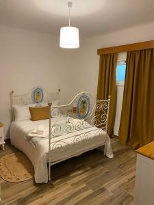 een slaapkamer met een wit bed en een raam bij Casa da Bisa in Carreiras +13 foto's