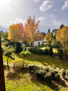 un parque con árboles y una boca de incendios en Cosy studios with mountain view near Bansko, en Razlog