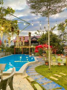 un complexe avec une piscine dans une cour dans l'établissement Homestay Làng Tôi - Pleiku - Gia Lai, à Plei Brêng