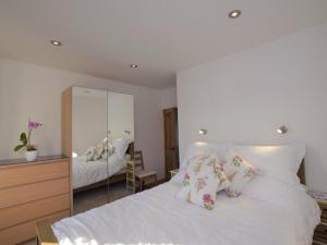 Un pat sau paturi într-o cameră la 1 bed in Taunton 49569