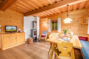 TV a/nebo společenská místnost v ubytování Chalet Dachsteinblick