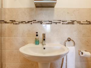 a bathroom with a white sink and a towel at 1 bed in Wedmore 51338 in Chapel Allerton