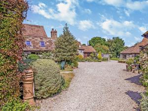 une allée en face d'une maison dans l'établissement 1 bed in Wedmore 51338, à Chapel Allerton