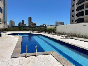 una piscina en la parte superior de un edificio en Apartamento Studio lado do Hospital Premium ST2203, en Goiânia