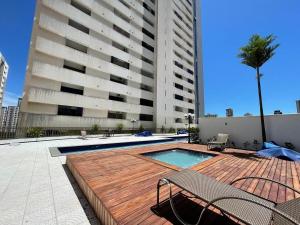 un gran edificio con piscina frente a un edificio en Apartamento Studio lado do Hospital Premium ST2203, en Goiânia