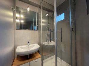 Ένα μπάνιο στο Holiday Home Jägerwiesen-7 by Interhome