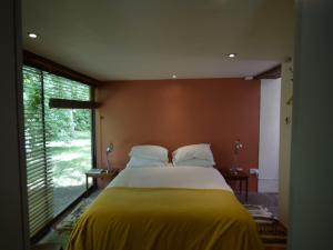 1 bed in Coreley CHL32 في Coreley: غرفة نوم بسرير كبير مع بطانية صفراء