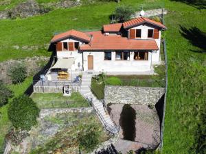 Vue aérienne d'une maison sur une colline dans l'établissement Holiday Home Ca' Ermy by Interhome, à Consiglio di Rumo
