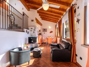 - un salon avec un canapé et une table dans l'établissement Holiday Home Ca' Ermy by Interhome, à Consiglio di Rumo