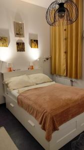 - une chambre avec un lit et un lustre dans l'établissement central and cosy, à Vienne