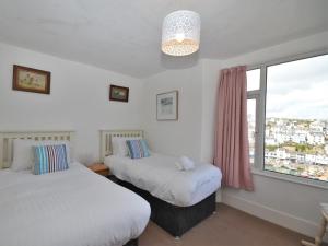 Postel nebo postele na pokoji v ubytování 2 bed in Brixham BX022