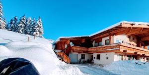 un lodge de esquí en la nieve con rampa de nieve en Haus Jessica incl National Park Sommercard, en Mittersill