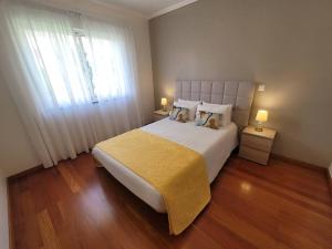 1 dormitorio con cama grande y ventana grande en Pilar Balconies in Funchal City, en Funchal