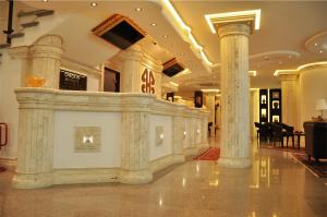 un hall avec colonnes et une exposition d'art dans l'établissement BHB Hotel, à Mandurie