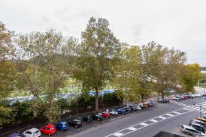 un estacionamiento con un montón de coches aparcados en Music Bridge Apartment, en Roma