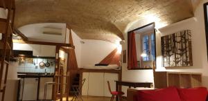 ローマにあるCharming Loft Trastevereのキッチン、リビングルーム(テーブル付)