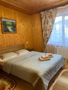 una camera da letto con un letto e due asciugamani di Dereviy a Jaremče