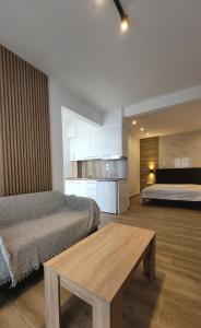 - une chambre avec un lit et une table dans l'établissement SEA VIEW, à Nea Skioni