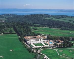 una vista aérea de un edificio en un campo de golf en B&B Il Glicine, en bedizzol