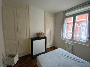 a bedroom with a bed and a window at Bienvenue au parc St Pierre in Amiens