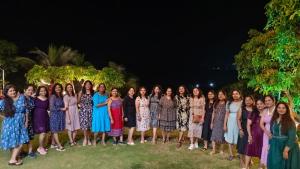 un grupo de mujeres posando para una foto por la noche en Grand Ambience Resort, en Diveagar