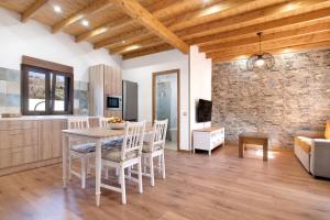 a kitchen and dining room with a table and chairs at La Tirajanera 1 in Vega de San Mateo