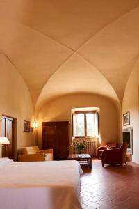 una camera con letto e un soggiorno di Borgo Il Melone a Cortona