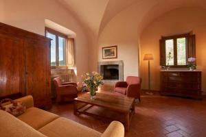 uma sala de estar com um sofá e uma mesa em Borgo Il Melone em Cortona