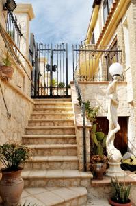 a stairway with a statue in front of a building at B&B Nicole in Palma di Montechiaro