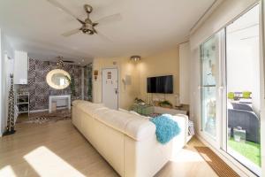 Televízia a/alebo spoločenská miestnosť v ubytovaní Ocean Views, Paseo Marítimo