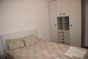 Luxury one bedroom apartment 402 in RILA PARK房間的床