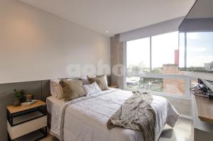 Dormitorio blanco con cama y ventana grande en Perfect Retreat In Asuncion's Best Neighborhood, en Asunción
