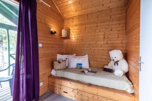 Postel nebo postele na pokoji v ubytování Camping Le Lac des Sapins