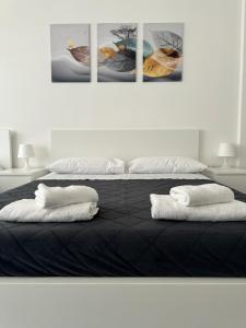 1 dormitorio con 2 almohadas en una cama con 4 fotografías en Quintino Sella, en Bari