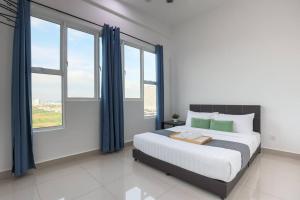 una camera da letto con letto con tende blu e finestre di Amber Cove 2BR WIFI Kitchen New Unit 2 Bathroom a Malacca