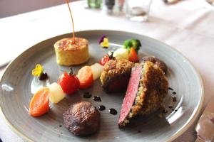 un plato de comida con pasteles y fruta. en Schwarzwald Panorama, en Bad Herrenalb