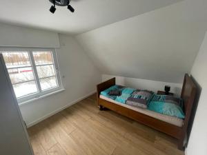 a bedroom with a bed and a window at Monteurwohnung Villa Waffi in Bippen