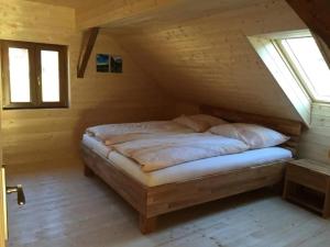 1 dormitorio con 1 cama en el ático en Penthouse im Bauernhaus, en Laas