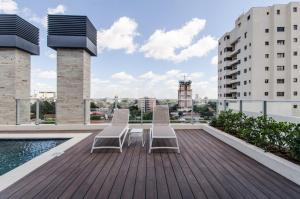 una terraza con sillas y una piscina en un edificio en Perfect Retreat In Asuncion's Best Neighborhood, en Asunción