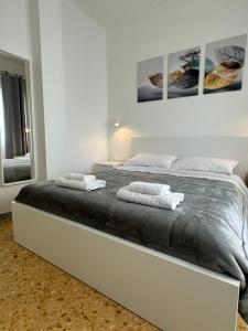 1 dormitorio con 1 cama con 2 toallas en Quintino Sella, en Bari