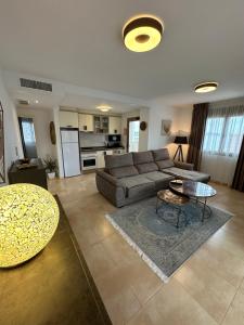 een woonkamer met een bank en een tafel bij Esmeralda Suites in Calpe