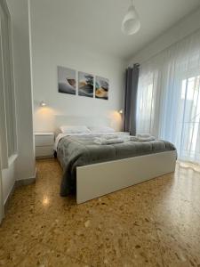 1 dormitorio con 1 cama grande en una habitación blanca en Quintino Sella, en Bari