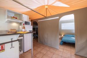 Kuchyň nebo kuchyňský kout v ubytování Camping Le Lac des Sapins