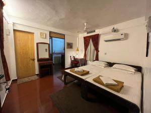 コーチにあるEden Garden Farm Stayのベッドルーム(ベッド1台、デスク、テレビ付) +39枚の写真