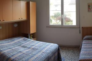 een hotelkamer met een bed en een raam bij Appartamento ROYAL in Gatteo a Mare