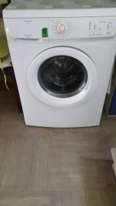 een witte wasmachine op de bovenste verdieping bij Appartamento ROYAL in Gatteo a Mare