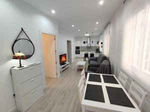 ein Wohnzimmer mit Tisch und Kamin in der Unterkunft La Casita del Tío in Santa Pola