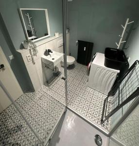 La salle de bains est pourvue de toilettes, d'un lavabo et d'un miroir. dans l'établissement Chiemsee Schwanenloft, à Seeon-Seebruc