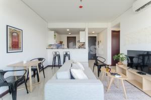 sala de estar con sofá blanco y mesa en Cozy Villa Morra Apt, en Asunción